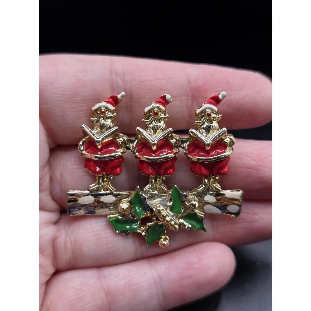 VINTAGE CHRISTMAS HOLIDAY PIN BROOCH JEWELRY GOLD CAROLERS RHINESTONE RED